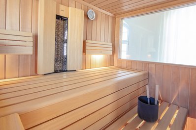 Sauna mit Hemlockinnenverkleidung und Liegen aus splintfreiem Weichholz