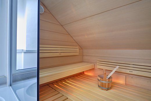Design nach Maß: Sauna in Dachnische